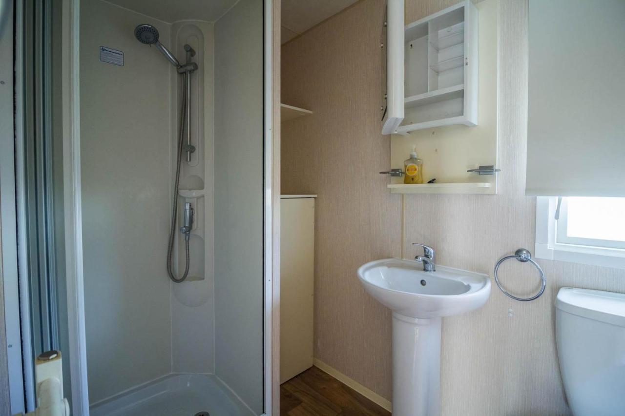 8 Berth Caravan At Manor Park Free Wifi Chalet