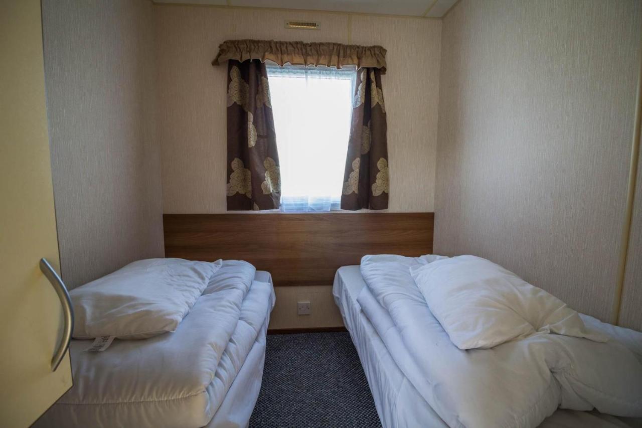 8 Berth Caravan At Manor Park Free Wifi Chalet *